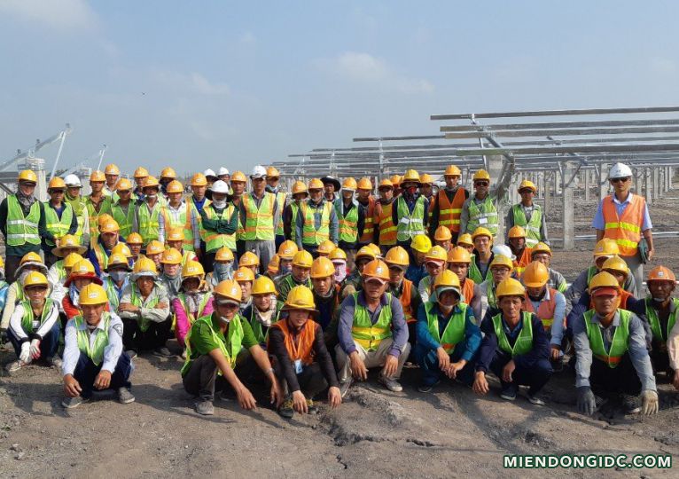 Đội ngũ công nhân thi công điện năng lượng mặt trời