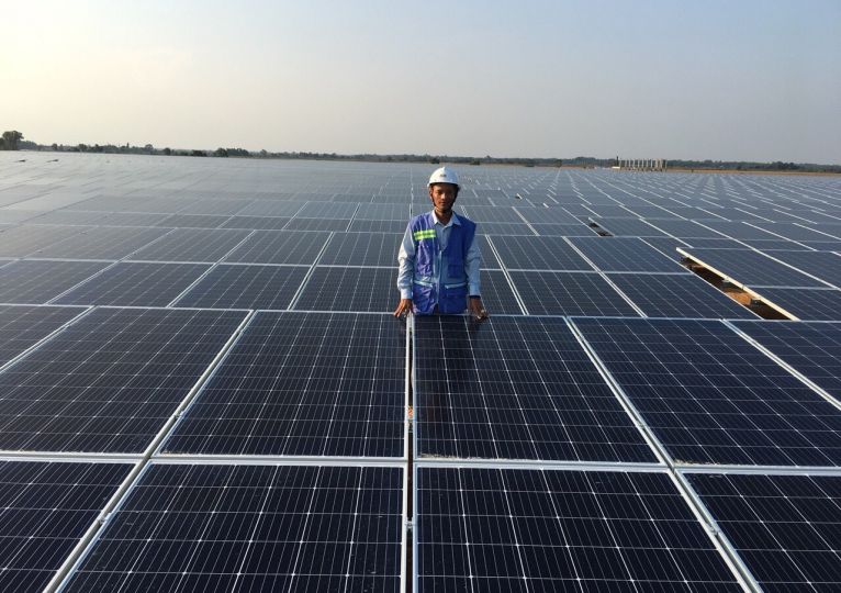Thi công điện mặt trời tại nhà máy điện Châu Thành