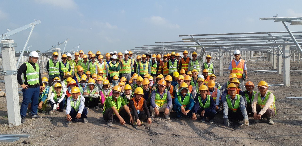 Đội ngũ công nhân thi công điện năng lượng mặt trời